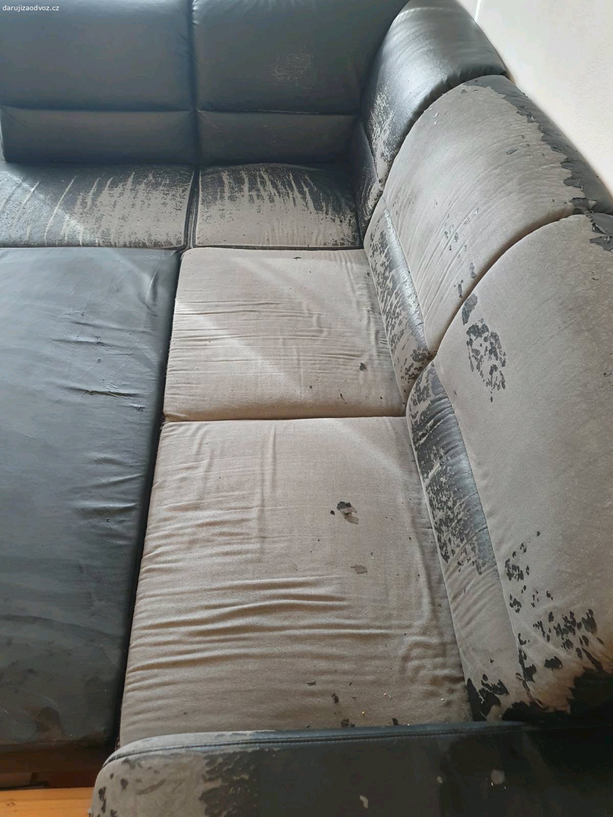 Černá koženková sedačka L 250x195. Nabízíme za odvoz rozkládací pohovku s taburetem. Pohovka je pořád velmi pohodlná, jen se z ní loupe koženka. Dá se používat s dekami nebo přehozem, nejsou součástí nabídky. Pohovka má vysouvací šuplík pro zvětšení plochy na ležení. 
Rozměry: cca 250 x 52 cm sedák, 55 (88 v nejširším místě na kraji) sedáky x 195 cm
Platí do 21.10.