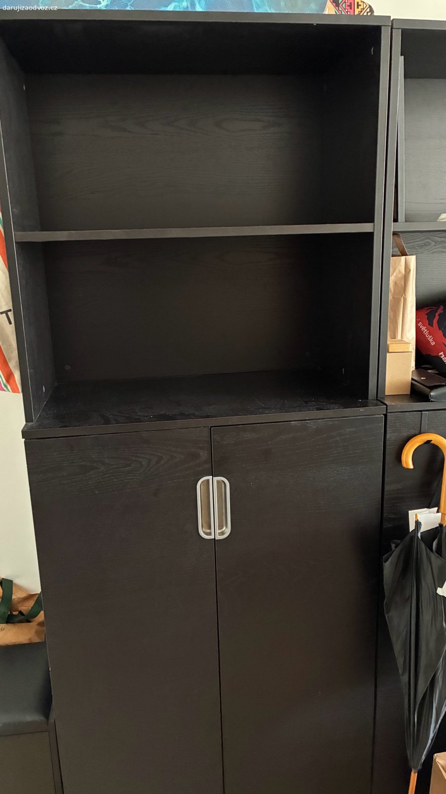 Černá skříň IKEA 2x Praha 9. Daruji dvě skříně, bezvadné.
