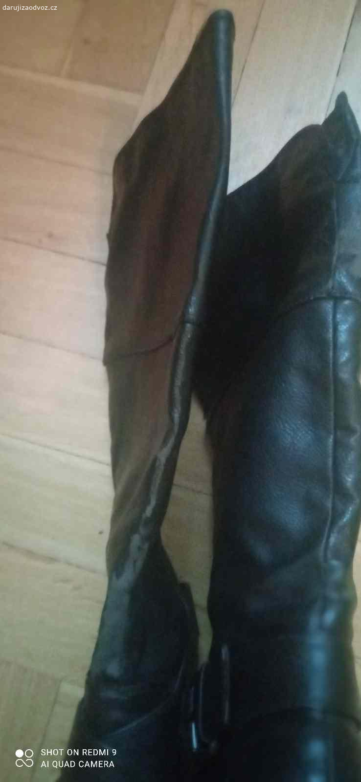 Černé koženkové kozačky vel.39. Daruji za odvoz černé koženkové kozačky vel.39, výška podpatku 8cm, vnitřek zateplený, zipy i podrážky jsou kompletně v pořádku, nebyly vůbec nošené. Na hranách se loupe koženka.....