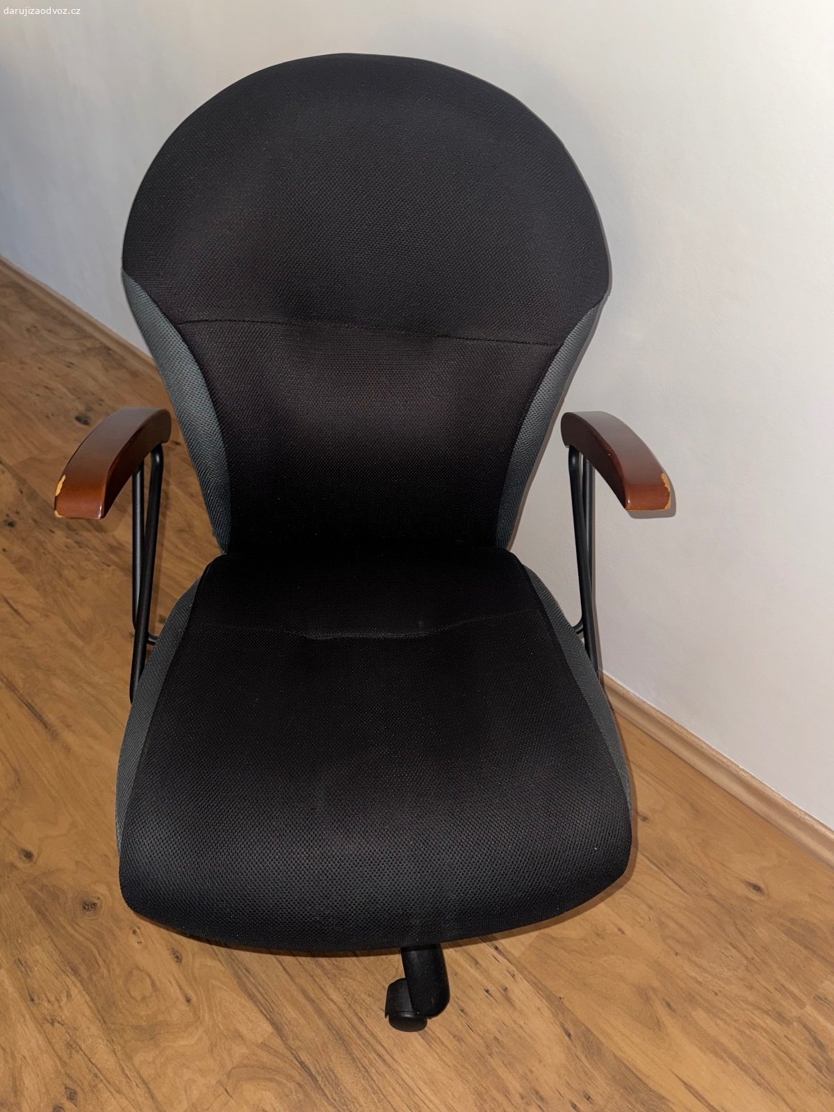Černé křeslo / židle k PC. Daruji používané křeslo, ale stále funkční. 

Důvodem je nadbytečnost po stěhování, již nevyužijeme.

Osobní odběr po domluvě na P4 Podolí.