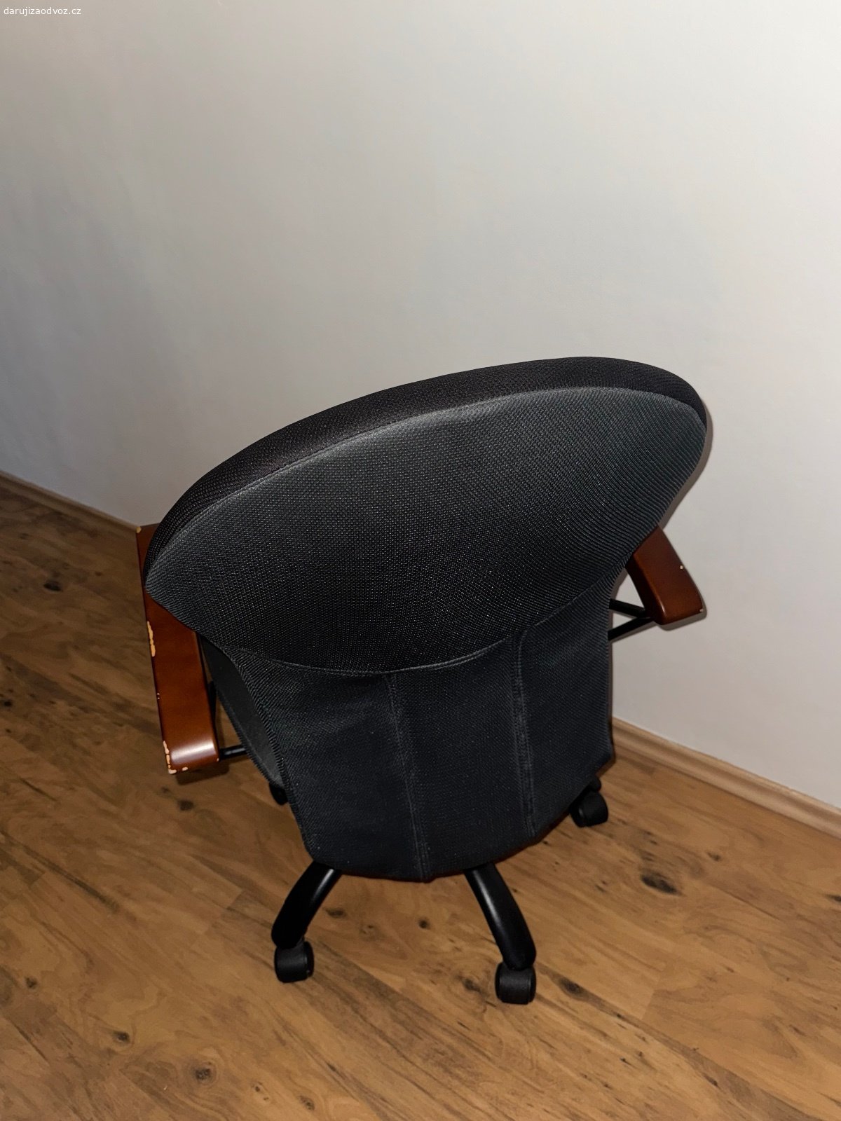 Černé křeslo / židle k PC. Daruji používané křeslo, ale stále funkční. 

Důvodem je nadbytečnost po stěhování, již nevyužijeme.

Osobní odběr po domluvě na P4 Podolí.