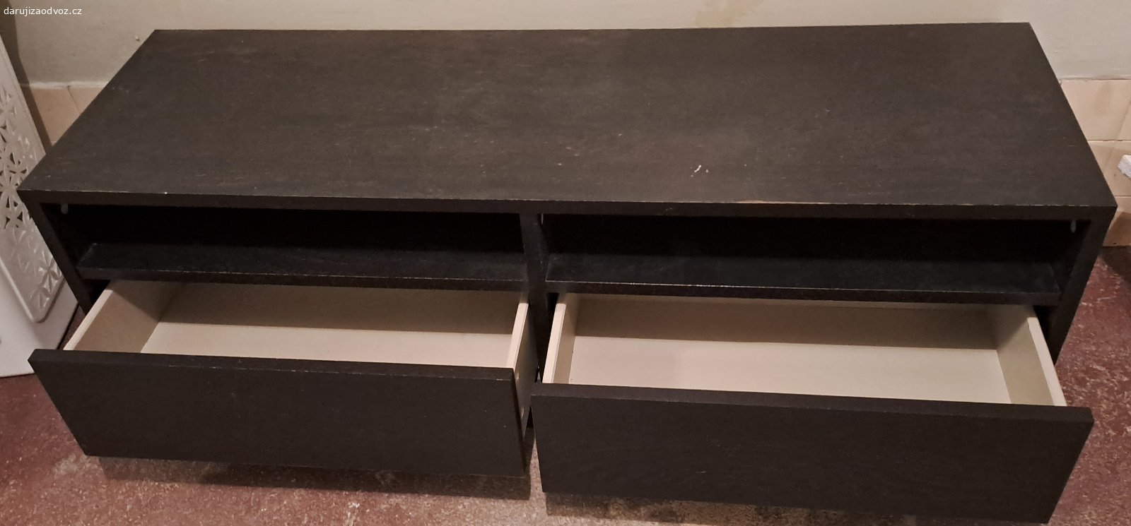 Černohnědý TV stolek Ikea. Daruji za odvoz TV stolek z Ikea s dvěma šuplíky. šířka 120 cm, hloubka 39 cm, výška 42 cm. Stolek je standardně opotřebený, asi 10 let starý. Odběr v Praze 13 - Stodůlky.