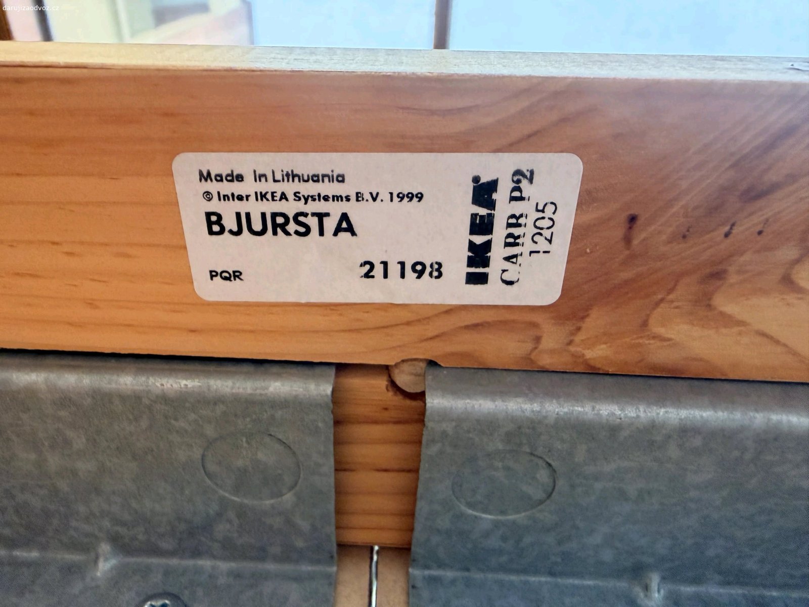 černý rozkladaci stůl Ikea Bjursta. Stůl IKEA BJURSTA za odvoz Nabízím používaný jídelní stůl IKEA BJURSTA za odvoz. Stůl je rozkládací, takže se snadno přizpůsobí počtu osob. Rozměry stolu: * Délka: 175 cm, po rozložení 218 cm nebo až 260 cm * Šířka: 95 cm * Výška: 75 cm Stůl nese známky běžného používání, ale může ještě dobře posloužit. Spěchá.