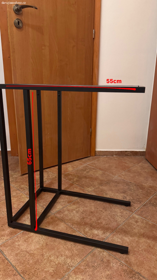 Černý stolek se skleněnou deskou