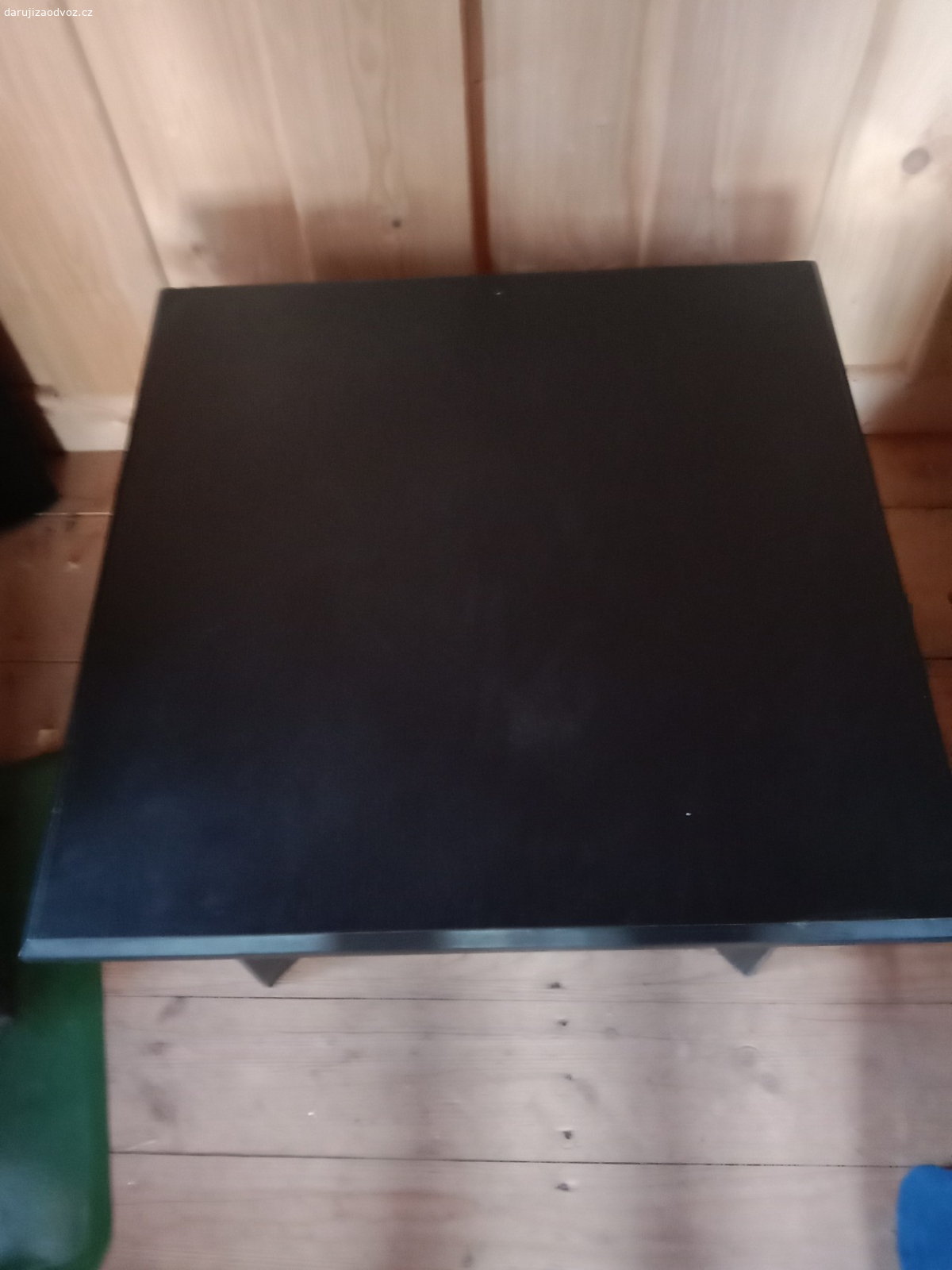 Černý stolek. Daruji za odvoz černý čtvercový stolek. Výška 45 cm, šířka 69 cm.