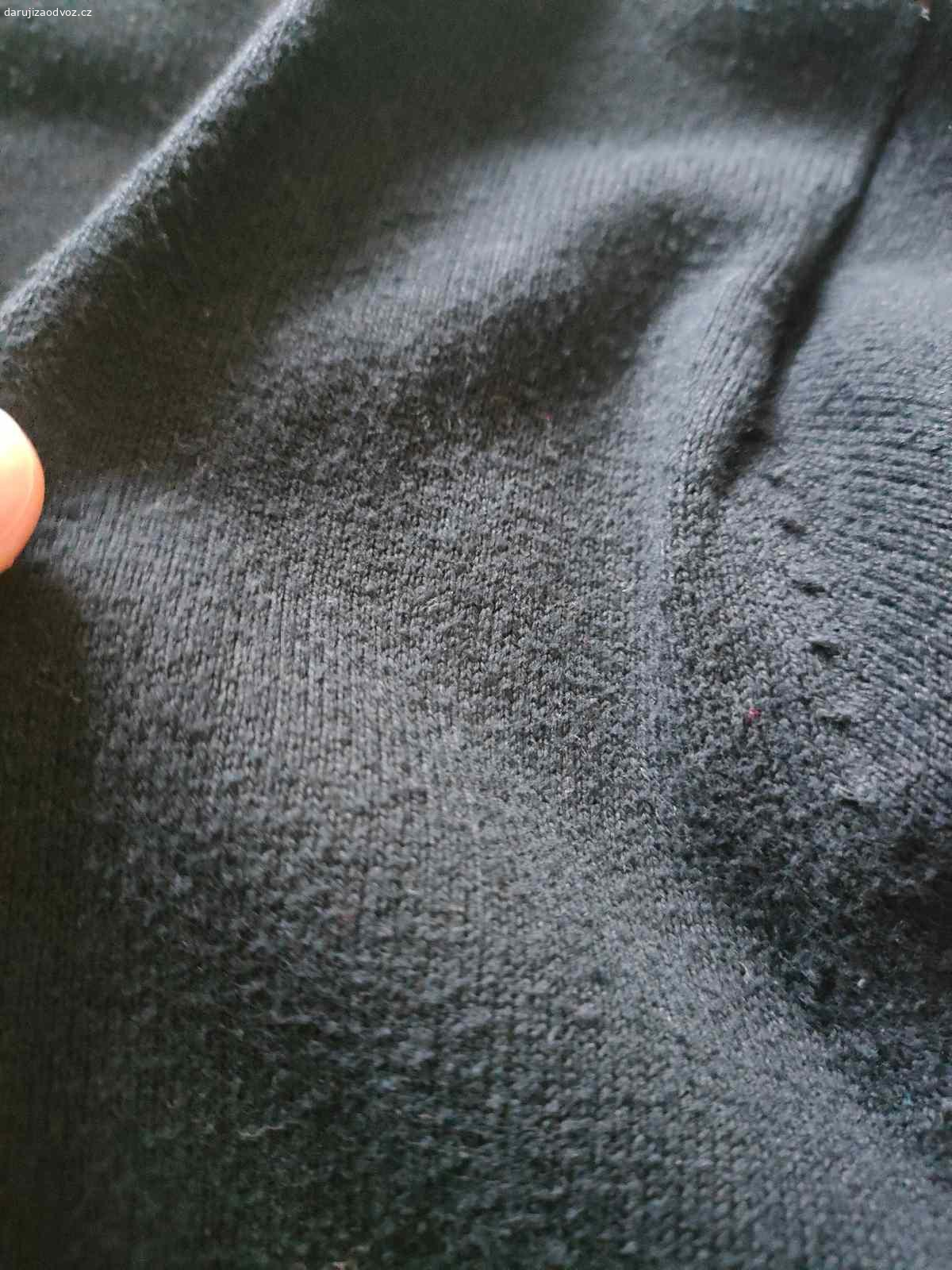 Černý svetr, vel M. Daruji za odvoz , již trochu vybledlý