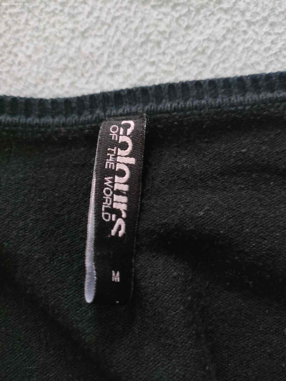 Černý svetr, vel M. Daruji za odvoz , již trochu vybledlý