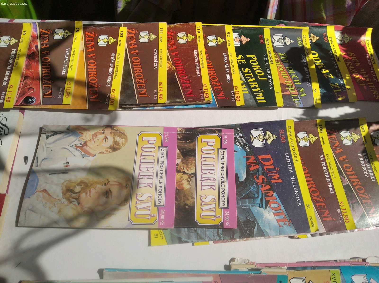 červebá knihovna. jeví známky poškození