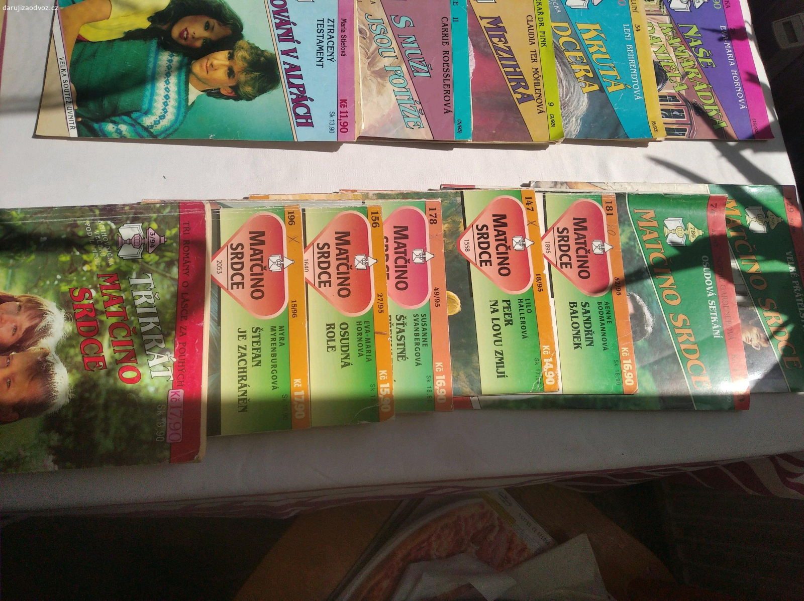 červebá knihovna. jeví známky poškození