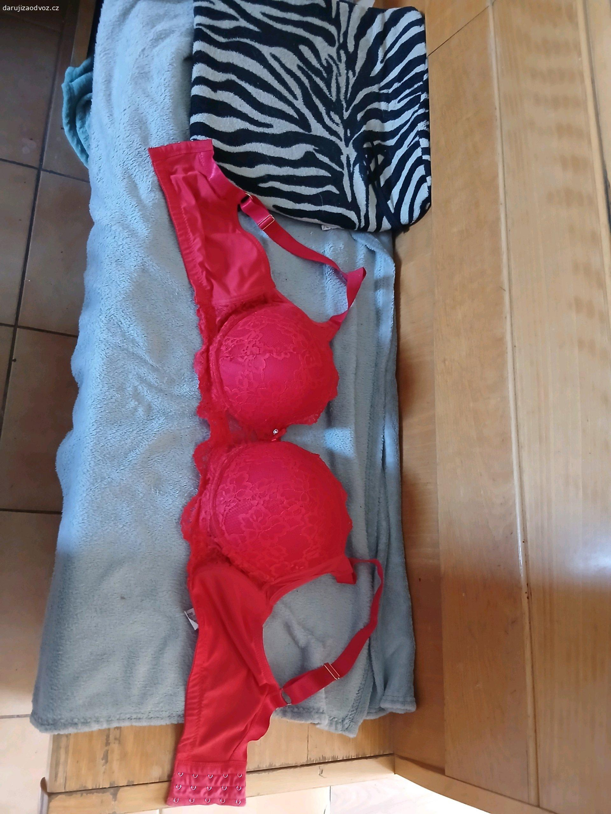 červená podprsenka vel.90E. 2 měsíce nošená ale plně zachovalá podprsenka velikosti 90E červená s krajkou