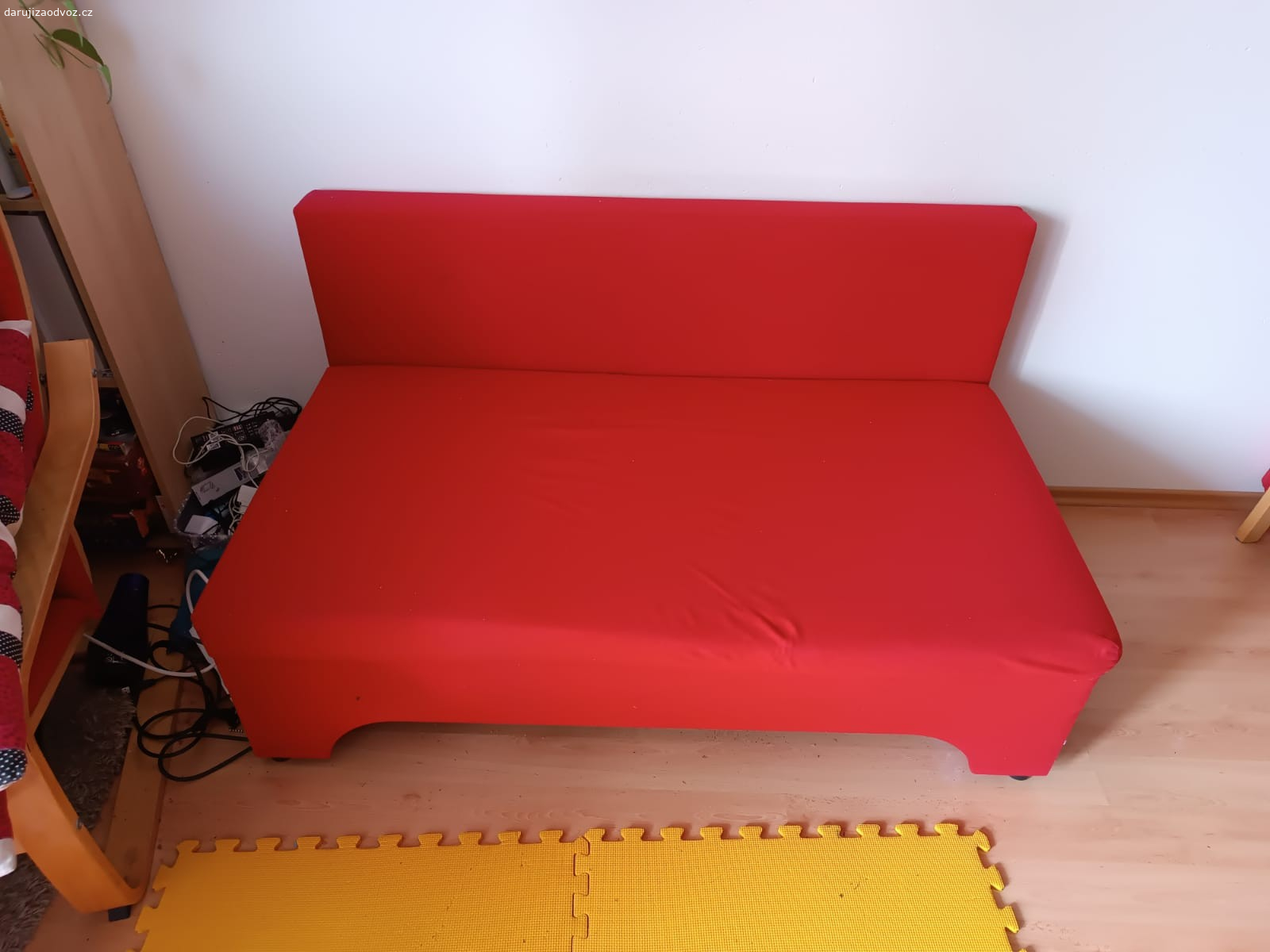 červený gauč. Darujeme červený gauč dle fotky. Nutné k němu použít polštáře pro opření.