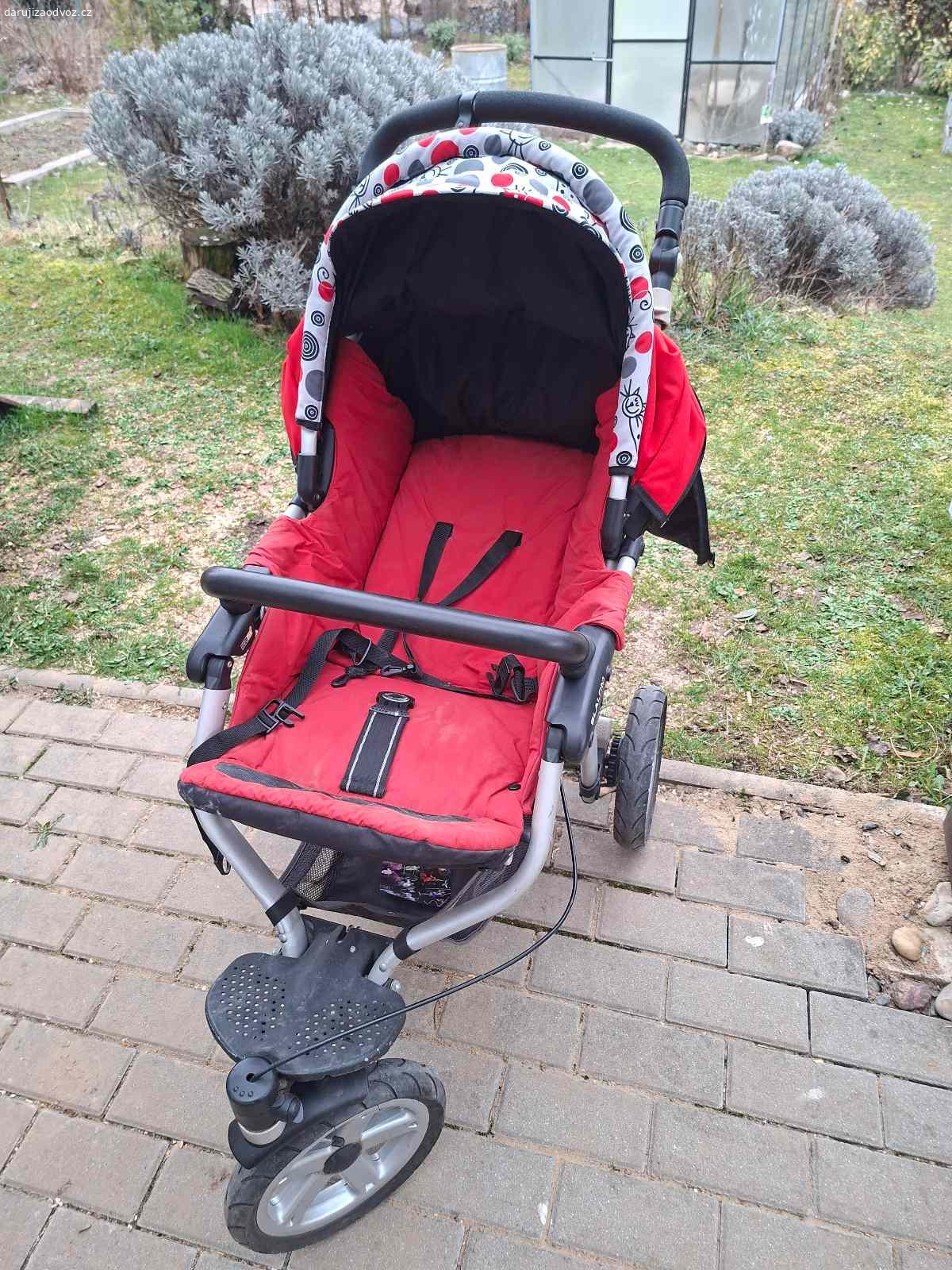 Cerveny sportovni kocarek. Nalezovy stav (po 2 letech v kocarkarne), spise na chalupu, kolecka by potrebovala dofouknout.