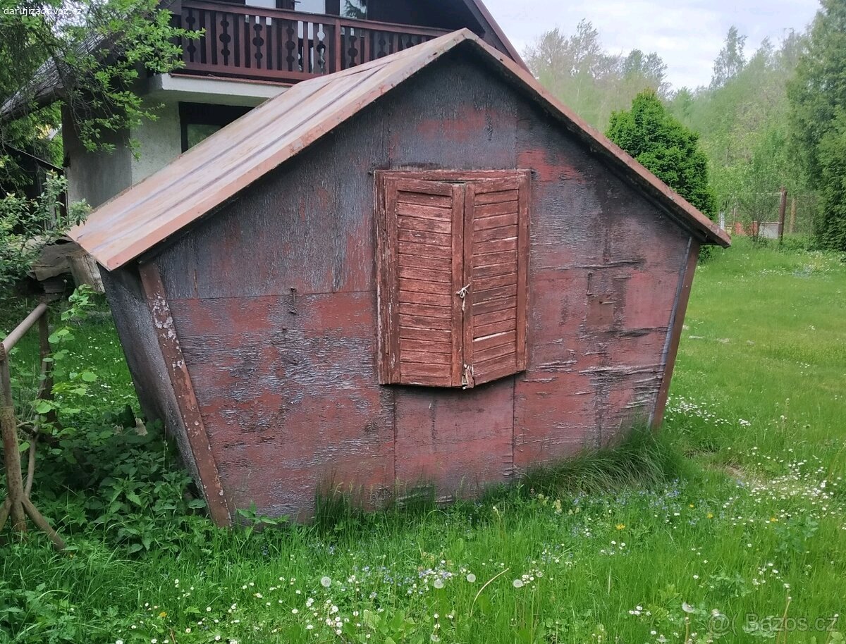 chatka na zahradu. Daruji chatku z bývalého pionýrského tábora, dobře posloužila a nyní už pro ni nemáme využití. Šikovný kutil si s ní určitě poradí.

Kvalitní hořká čokoláda by potěšila, není podmínkou.