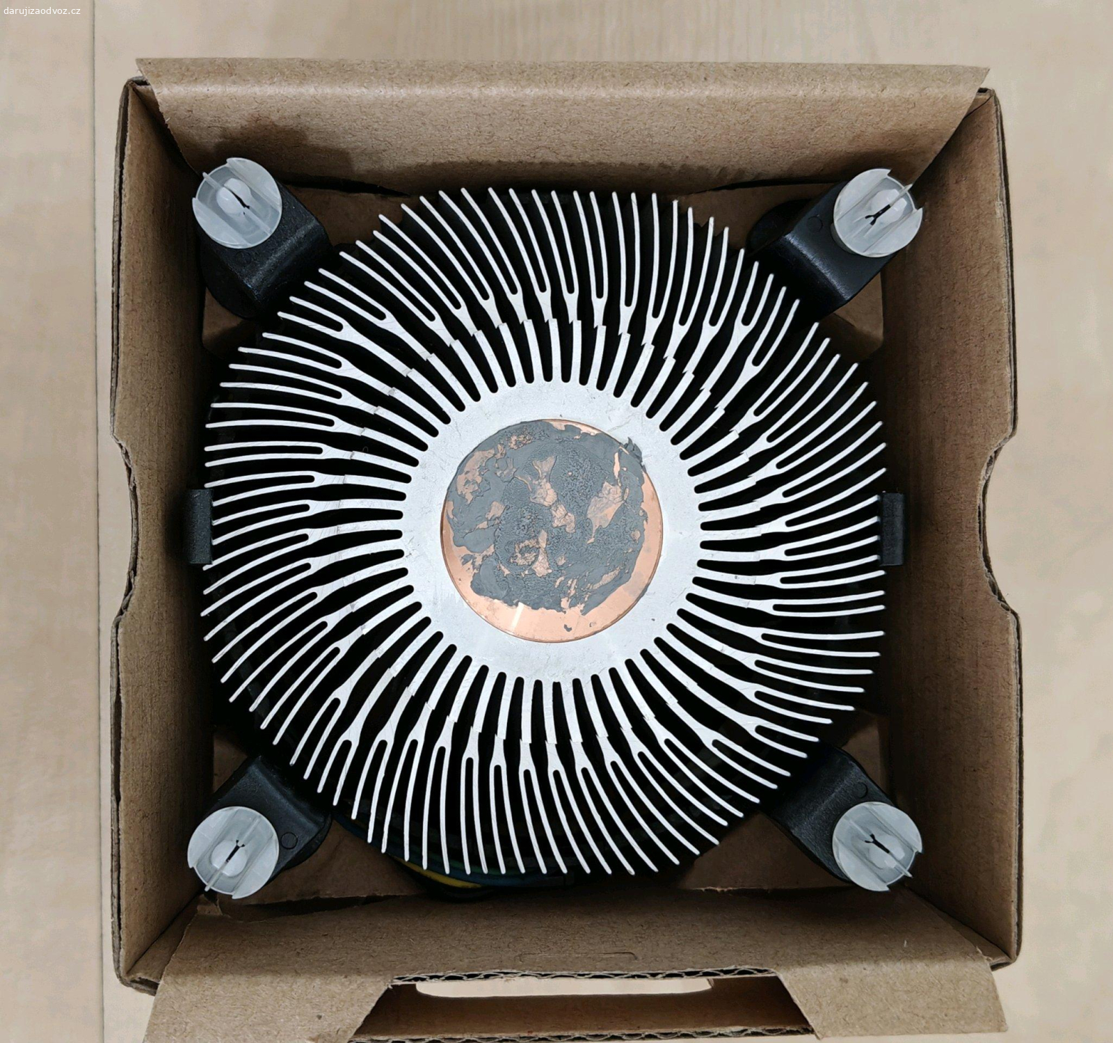 Chladič na Intel procesor. Věnuji chladič na starý Intel procesor.