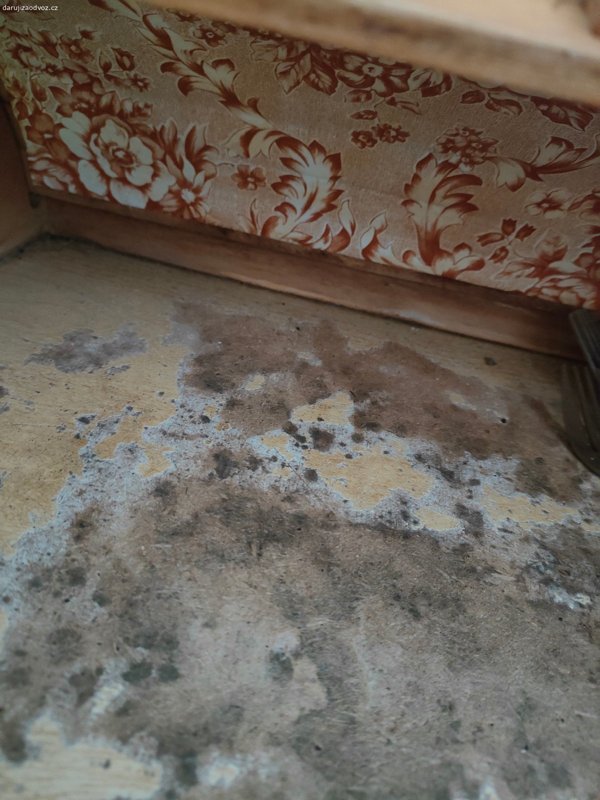 Chlebník. Daruji za odvoz , vevnitř zničený, možná dát fólií