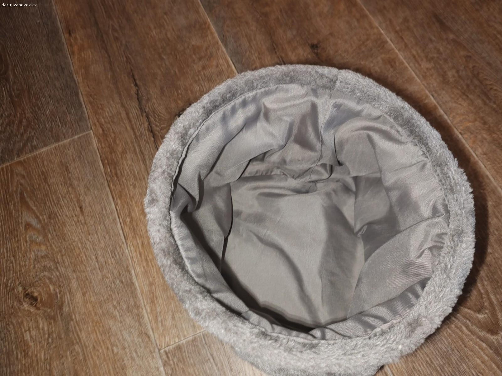 Chlupatý košíček. Košíček z plyše, vypraný. Předání Novodvorská, Kavčí hory nebo Kobylisy.