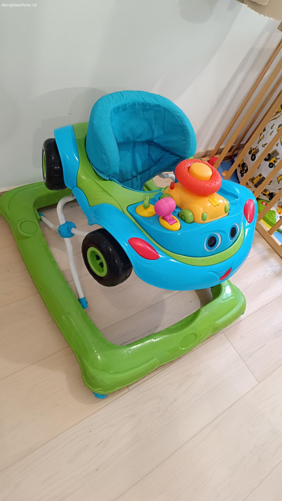 Chodítko. Daruji chodítko po chlapečkovi, výšku lze polohovat.Prosím kdyžtak pište SMS, děkuji.