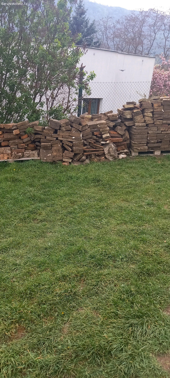 Cihly+dlažební kostky apod.. Daruji za odvoz cihly+různé dlažební kostky ze zahrady.Za odvoz-pouze s přívěsným vozíkem.