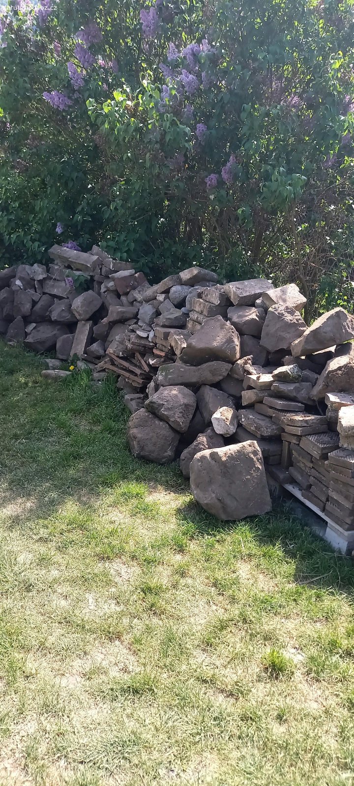 Kameny,cihly+dlažební kostky apod.. Daruji za odvoz kameny, cihly+různé dlažební kostky ze zahrady.Za odvoz-pouze s přívěsným vozíkem.
