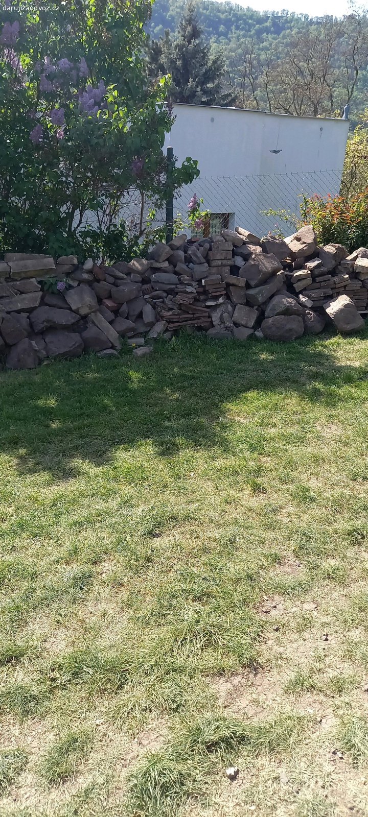 Kameny,cihly+dlažební kostky apod.. Daruji za odvoz kameny, cihly+různé dlažební kostky ze zahrady.Za odvoz-pouze s přívěsným vozíkem.