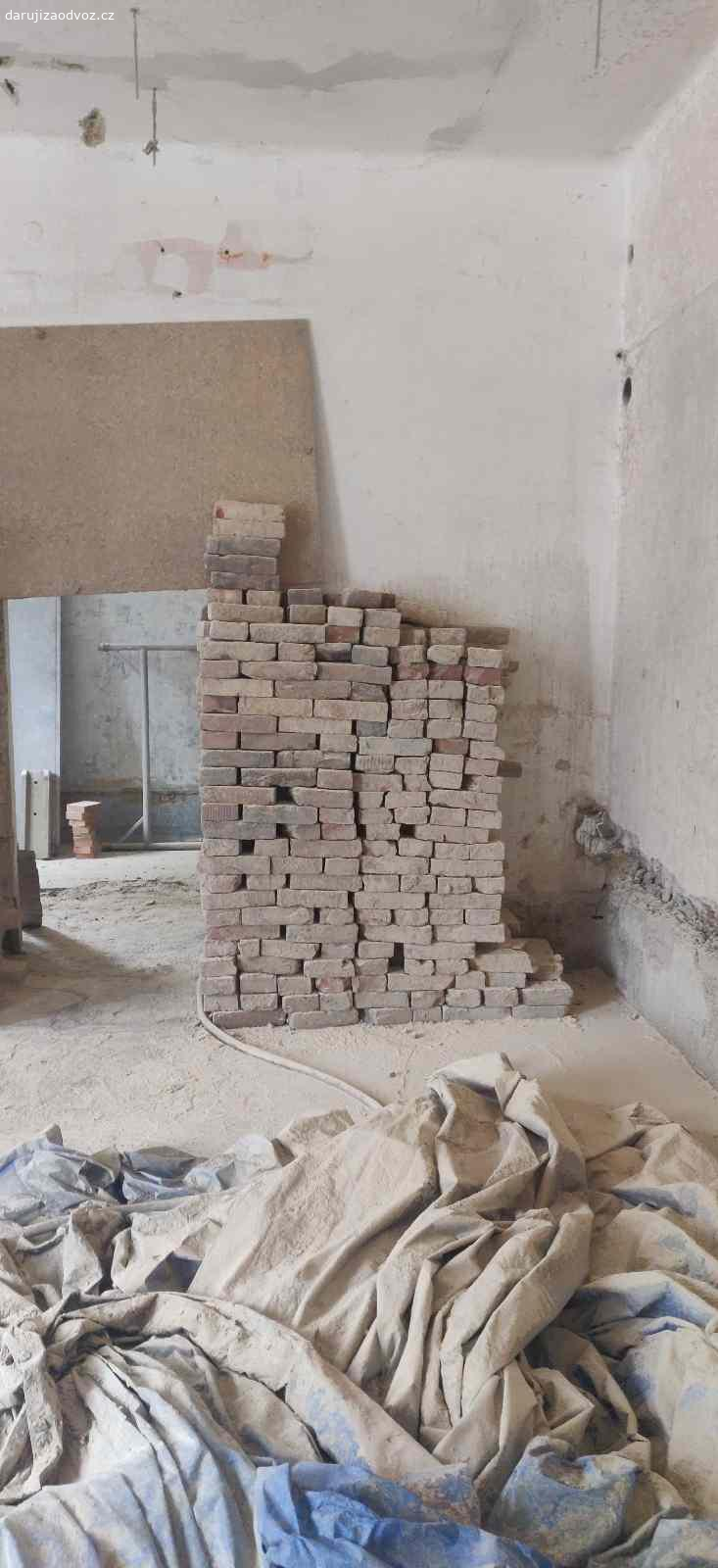 Cihly pálené - BRNO. Darujeme pálené cihly za odvoz (je nutno snést z 2. patra).
Adresa vyzvednutí je: Krokova 2 Brno
Zájemci prosím pište na email nebo volejte  (i o víkendu).