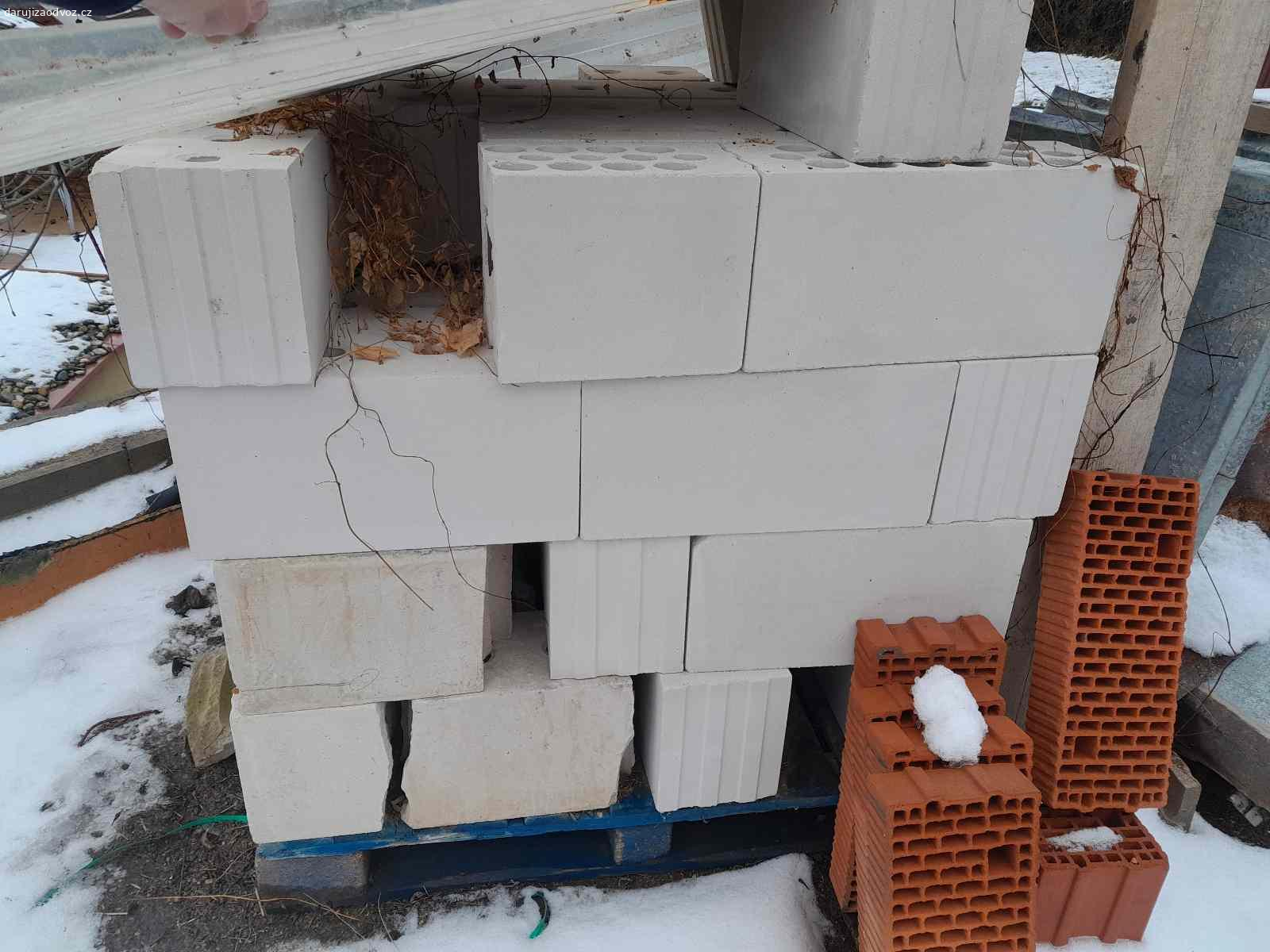 Cihly VPC Sendwix 14DF-LDE 498x200x248mm. Daruji zbytky vápenopískových cihel Sendwix 14DF-LDE 498x200x248mm
cca 30 ks. Několik je v velku, zbytek cca půlky