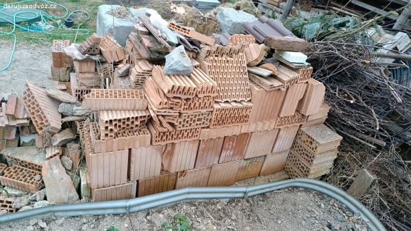 Cihly- zbytek ze stavby