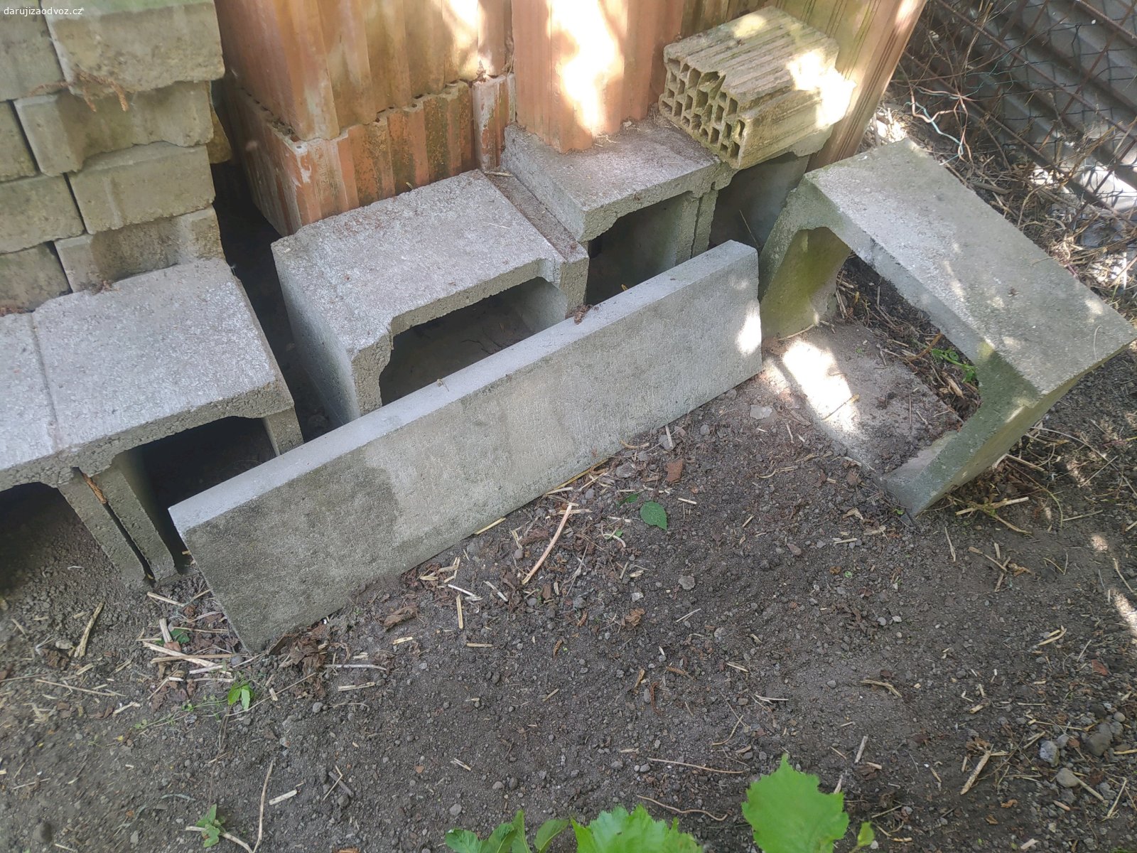 Cihly, ztracené bednění a kamenivo. Daruji cihly Porotherm, ztracené bednění a jemné kamenivo 4/8 vhodné pod dlažbu. Nejlepší vše dohromady.