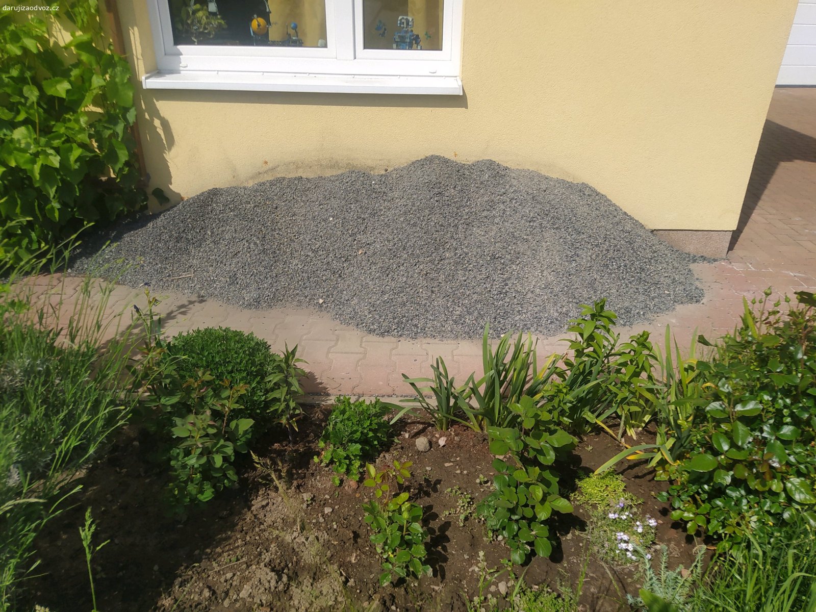 Cihly, ztracené bednění a kamenivo. Daruji cihly Porotherm, ztracené bednění a jemné kamenivo 4/8 vhodné pod dlažbu. Nejlepší vše dohromady.