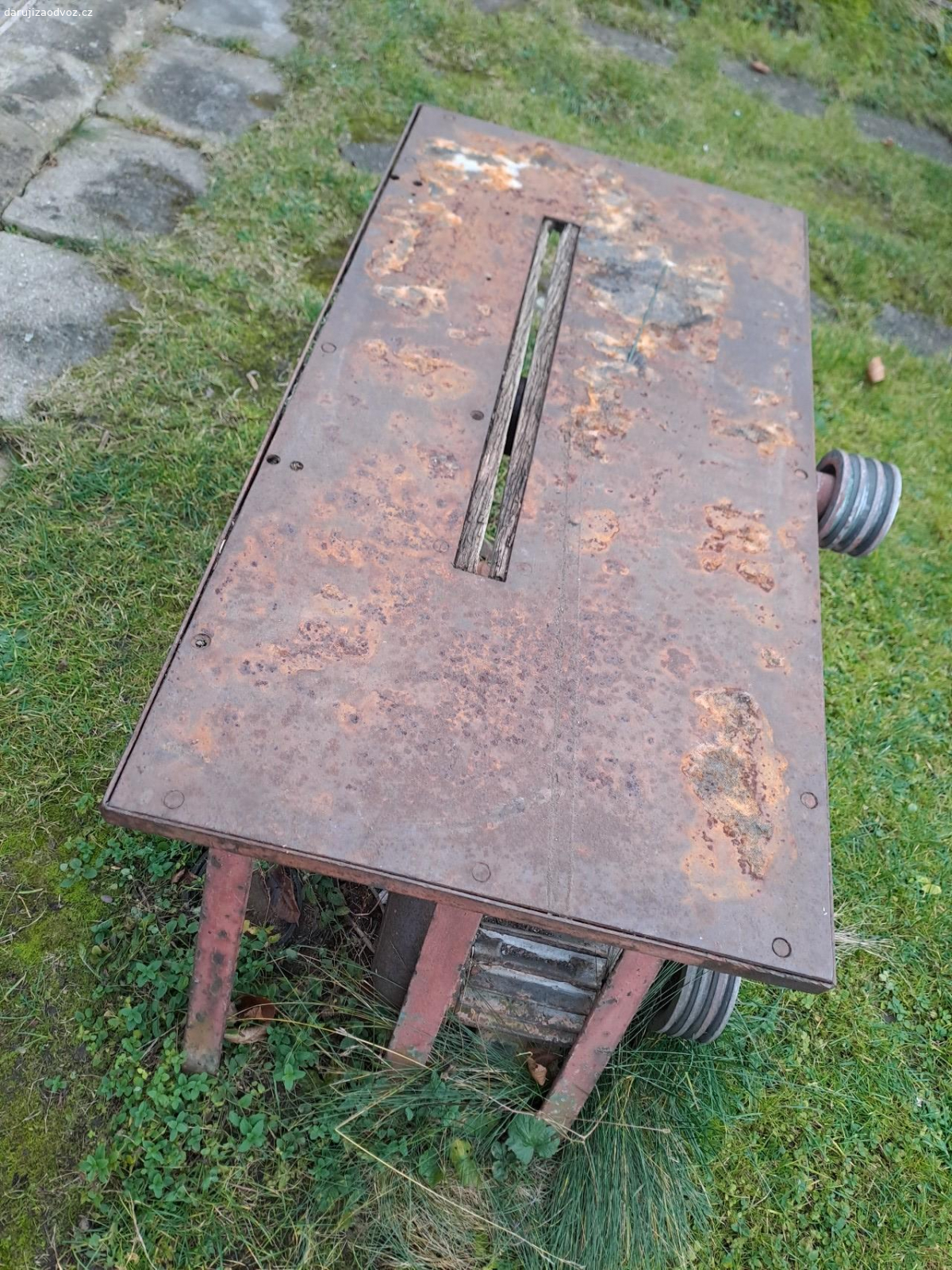 Cirkulárka: stůl, motor, kotouče. Cirkulárka stolová ke kompletní repasi nebo do sběru. Chybí řemen, naposledy v provozu cca 2017. K tomu několik kotoučů v dobrém stavu. K odběru pouze jako celek.