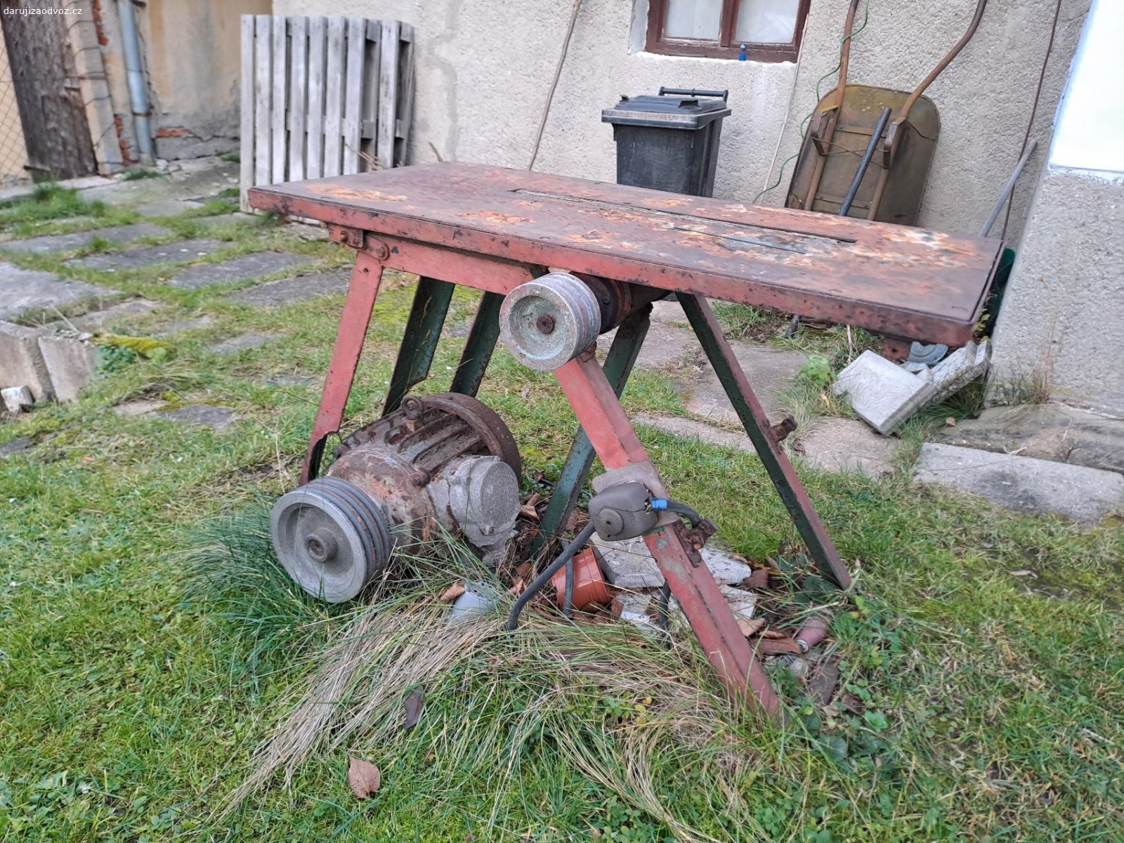 Cirkulárka: stůl, motor, kotouče. Cirkulárka stolová ke kompletní repasi nebo do sběru. Chybí řemen, naposledy v provozu cca 2017. K tomu několik kotoučů v dobrém stavu. K odběru pouze jako celek.