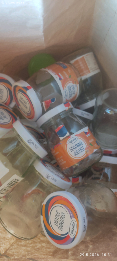 čisté sklenice od jogurtu