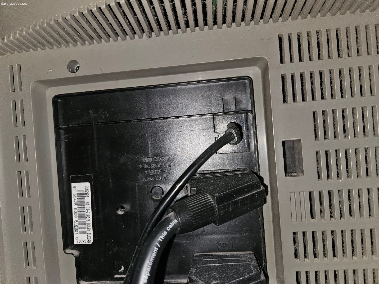 CRT televizor Grundig ST 70-2103/8. Daruji za odvoz plně funkční klasický televizor. V provozu cca 20 let. Set-top-box přidám k TV. Po zapojení ihned k použití.
Popis dle Google AI:
Grundig ST 70-2103/8 (často označovaný jako Grundig Elegance 70 ST 70-2103/8 Dolby) je klasický CRT televizor (s obrazovkou typu cathode-ray tube) postavený na podvozkovém šasi CUC2130.
Základní informace a technické detaily:
• Typ zařízení: Analogový barevný televizor s úhlopříčkou 70 cm (28 palců)
• Šasi (podvozek): Grundig CUC2130
• Výbava: Dolby Surround audio, provedení VNA / Titane / Elegance 70