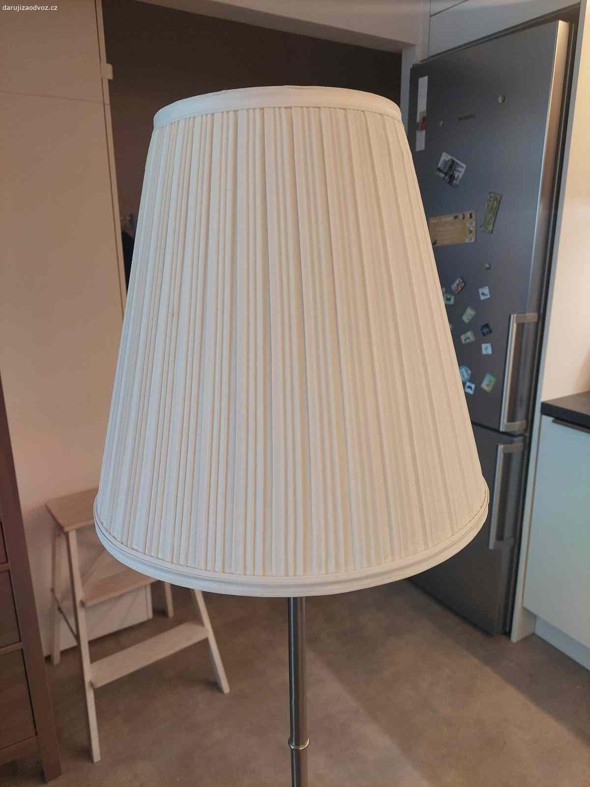 Čtecí lampa. Daruji za odvoz IKEA čtecí lampu. Lampa je používaná, ale ještě vypadá dobře a je plně funkční, součástí je i žárovka. Preferuji rychlé vyřízení - upřednostním zájemce, kteří mohou vyzvednout teď o víkendu. Děkuji