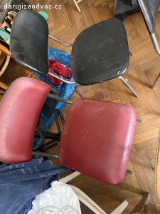Čtyři židle a stůl
