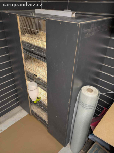 Čtyřpatrová klec na křepelky.