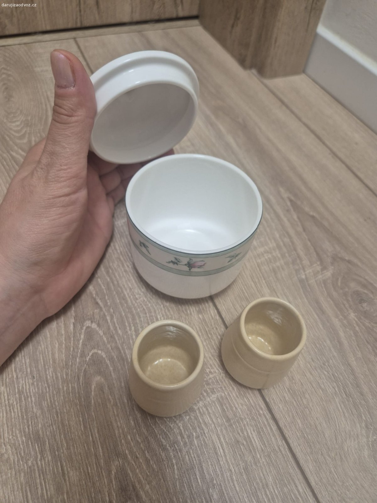 Cukřenka a 2 panáky. viz foto, výška cukřenky i s "ouškem" cca 12 cm, průměr 8 cm.