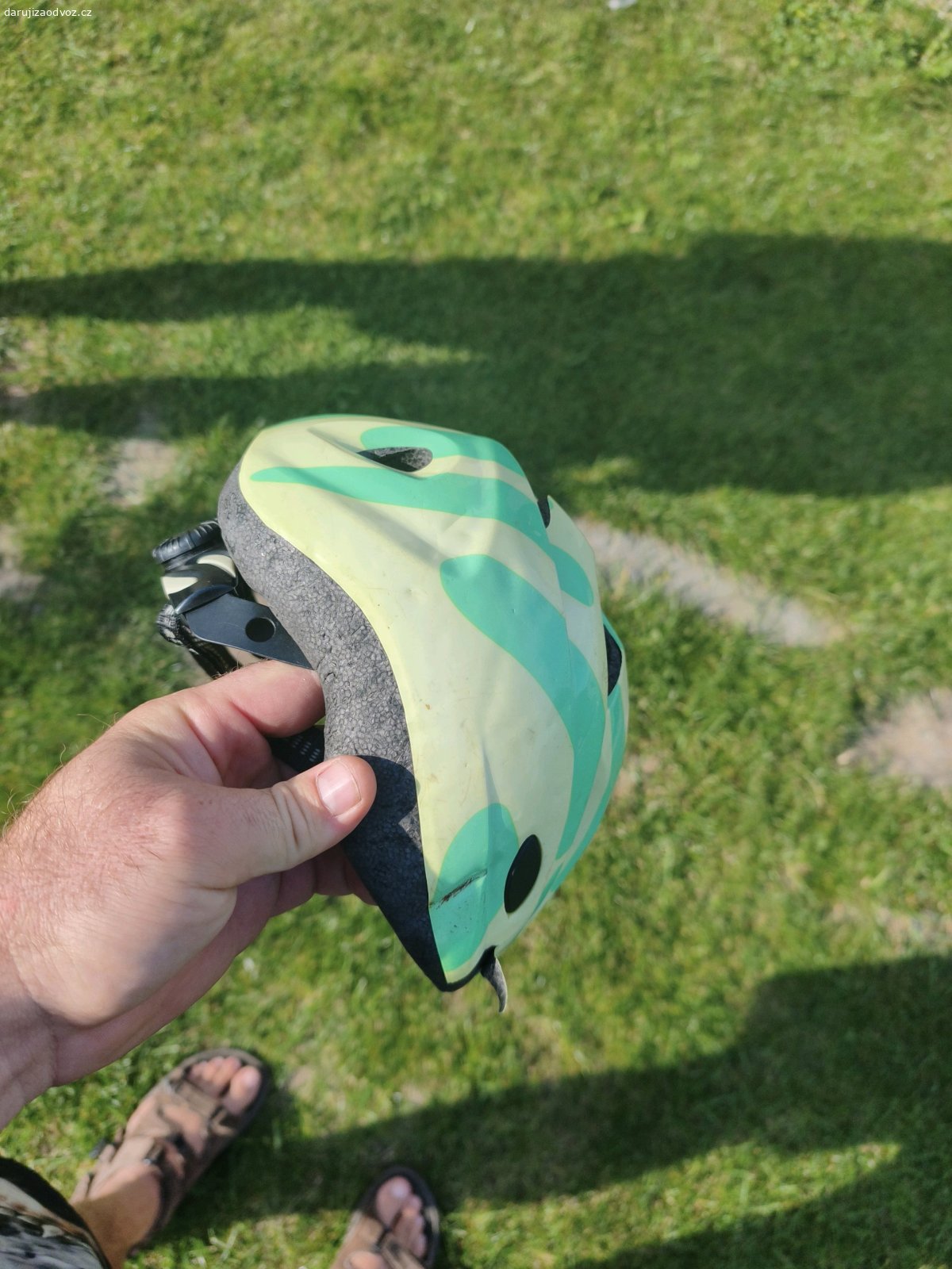 cyclo helma. první dětská cyklo helma. ve předu olupující se plast