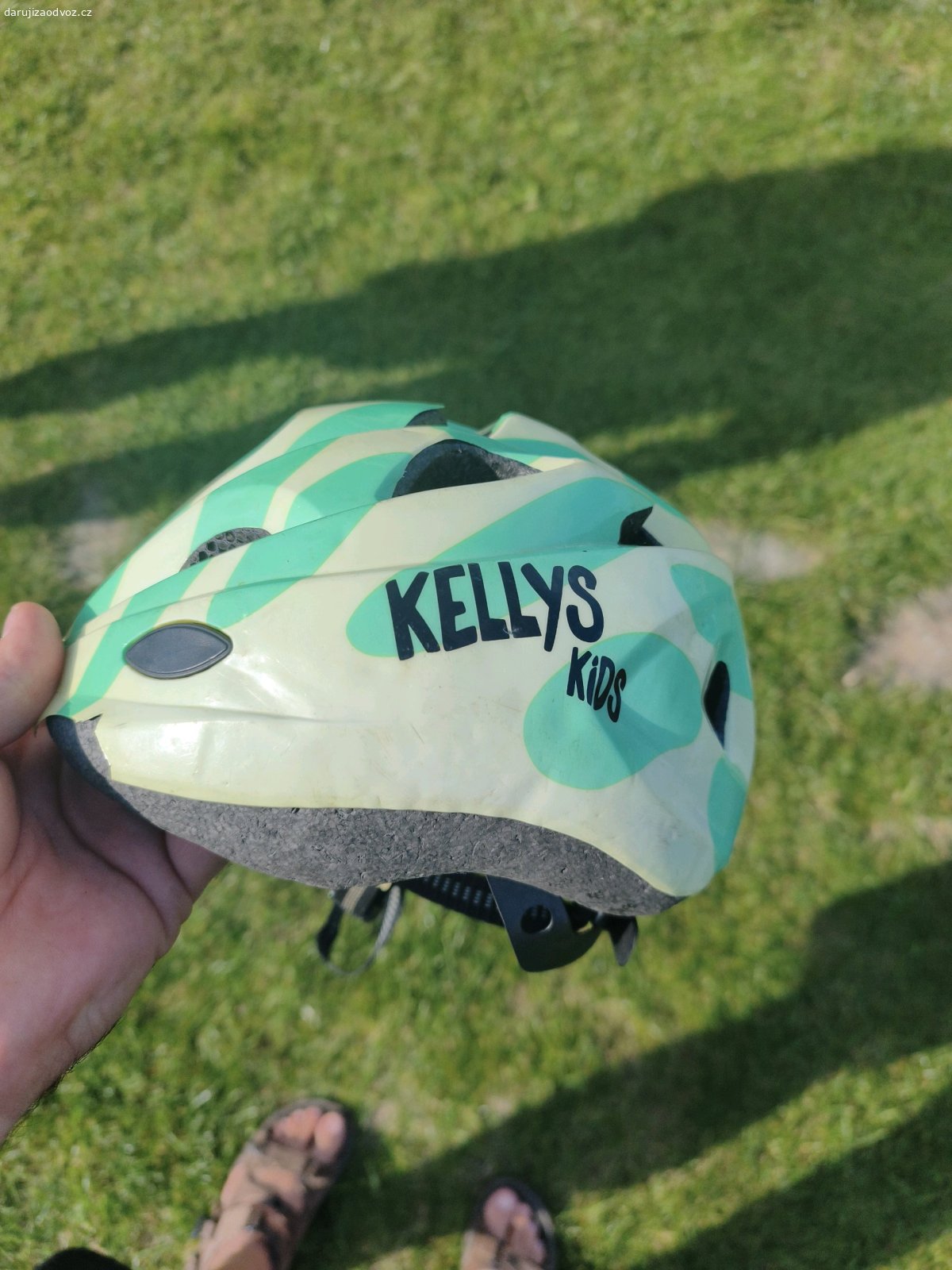 cyclo helma. první dětská cyklo helma. ve předu olupující se plast