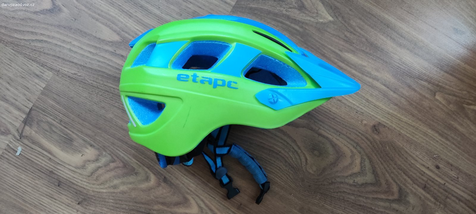Cyklistická helma Etape Hero 55-58 cm. Daruji cyklistickou nebouranou helmu Etape Hero, velikost S/M 55-58 cm, stav je poměrně hezký, nebyla příliš využívaná.
