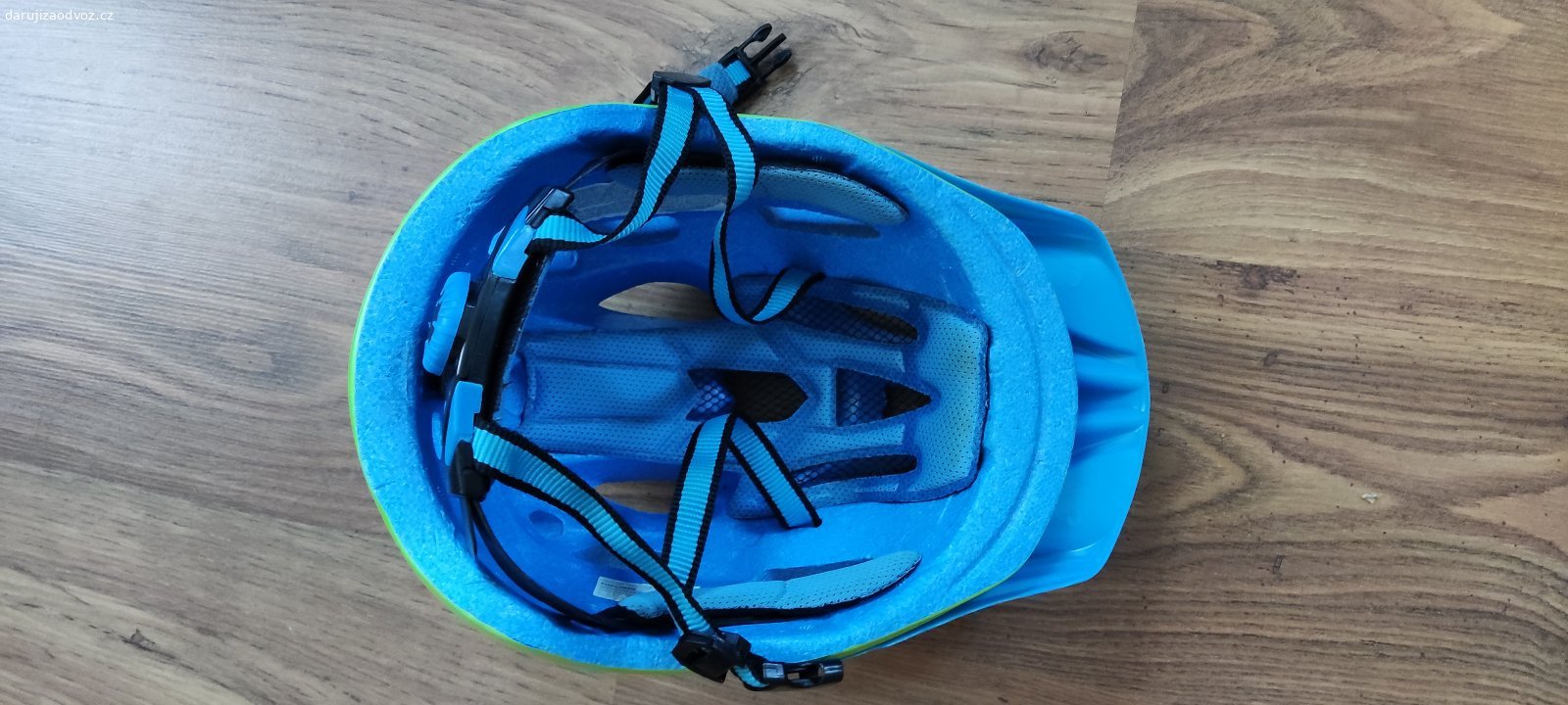 Cyklistická helma Etape Hero 55-58 cm. Daruji cyklistickou nebouranou helmu Etape Hero, velikost S/M 55-58 cm, stav je poměrně hezký, nebyla příliš využívaná.