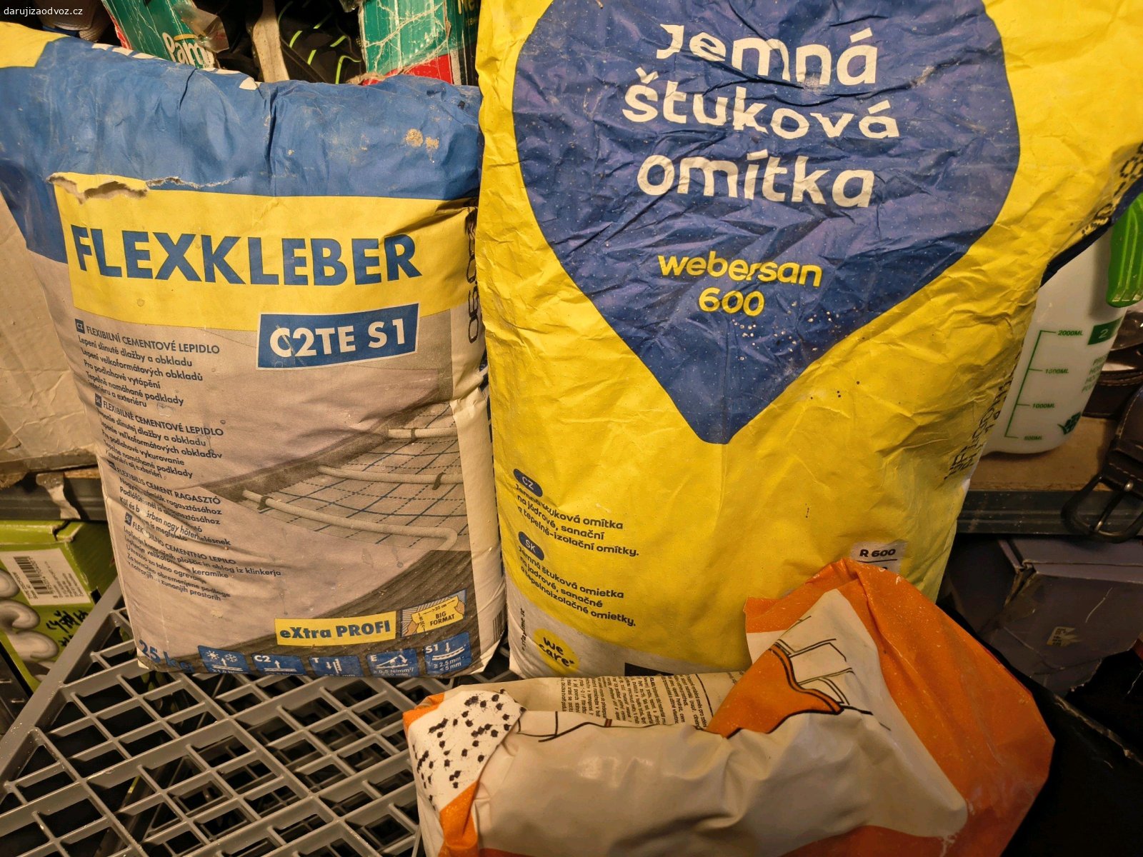 lepidlo, štuk, omítka, vše zbytky. daruji za odvoz skoro celý pytel flexibilního lepidla knauf C2TE S1, čtvrt pytle jemné štukové omítky webersan 600, čtvrt pytle omítkové a zdící malty Bauhaus