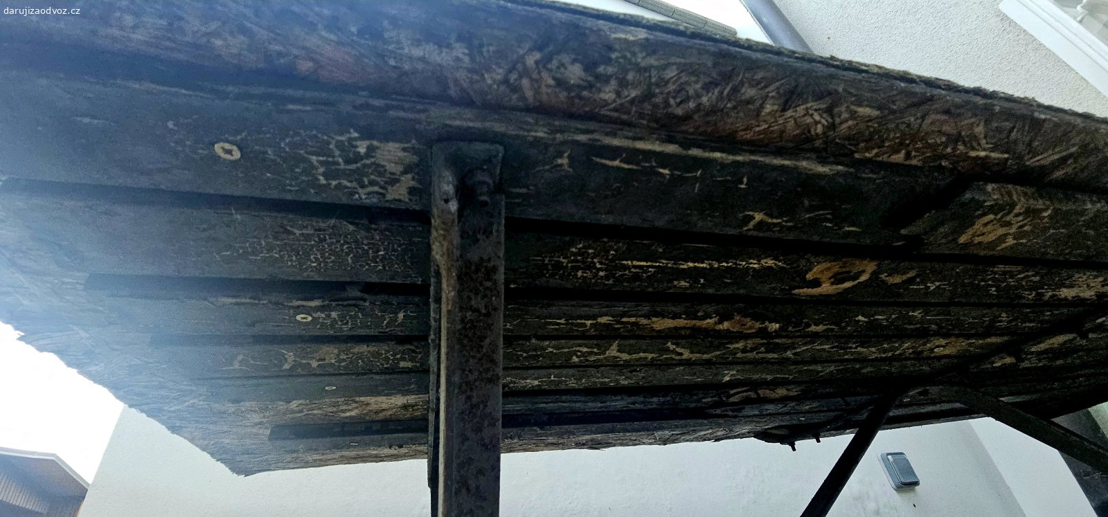 Dám za odvoz venkovní stůl starý.. Za odvoz venkovní stůl starý. Kovový bytelný základ, nutno natřít. Deska původní prkénka nutné natřít a opravit,
přes to stará deska nutno odstranit. Délka 160 cm, výška 70 cm, hloubka 65 cm.