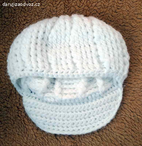 Dámská bílá pletená čepice s kšiltem