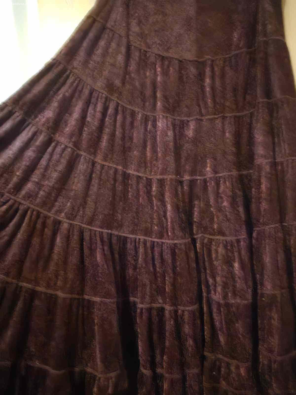 Dámska sukňa. Dámska sukňa,  materiál jemný zamat,  farba tak do bordó,  pas do gumy,  dĺžka 85 cm. Použitá 1x.
Neposielam poštou ani zasilkovnou.