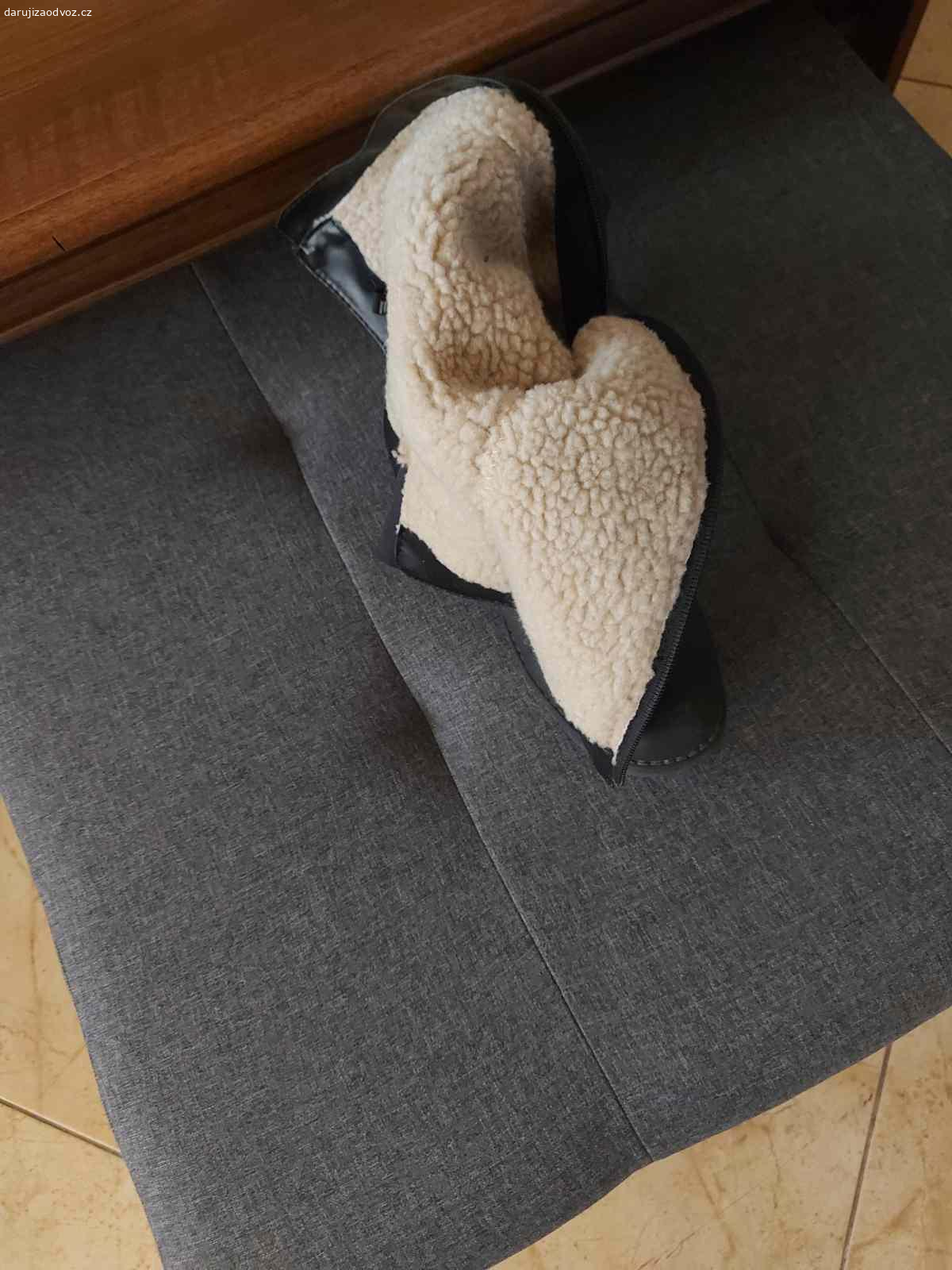 Dámské boty. Nabízím dámské boty vel.38,jedny 40.Vse v naprostém pořádku. Za instantní kávu