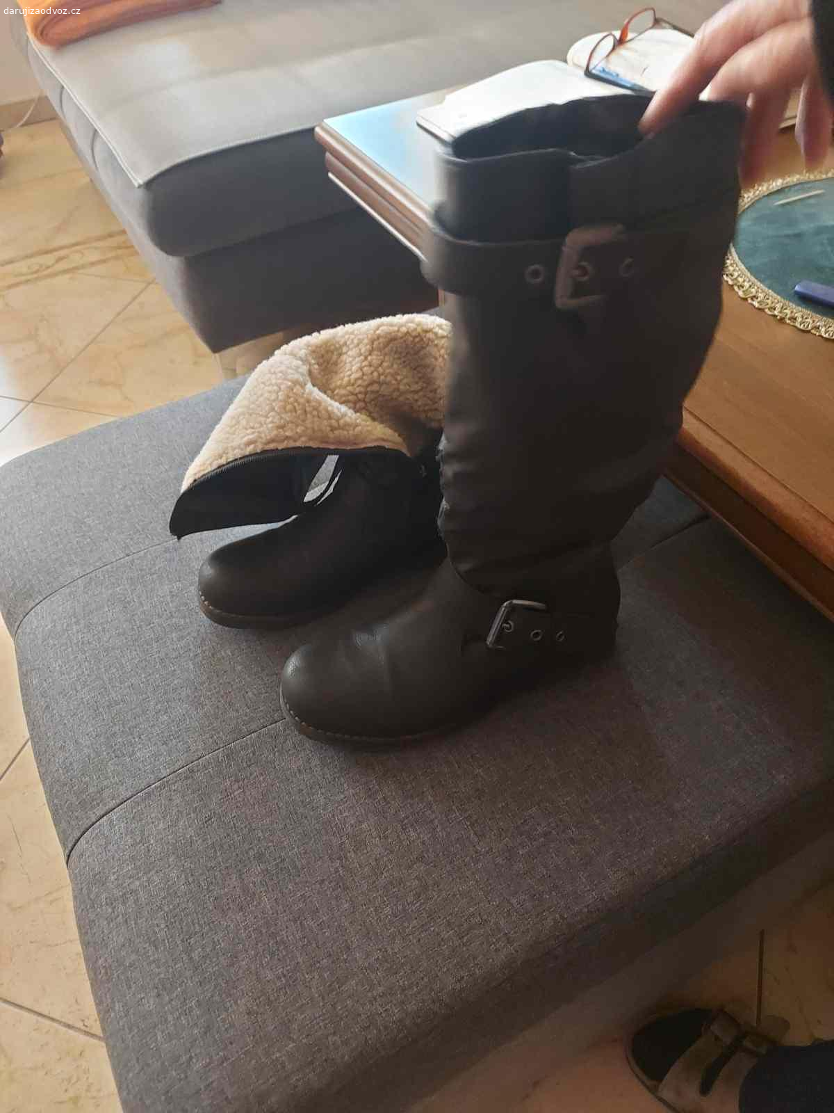 Dámské boty. Nabízím dámské boty vel.38,jedny 40.Vse v naprostém pořádku. Za instantní kávu