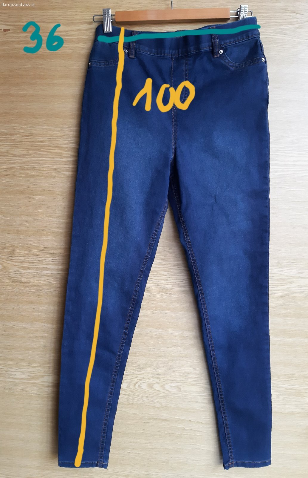 Dámské džíny slim fit, F&F, vel. 40. Daruji strečové dámské džíny slim fit. Značka F&F, vel. 40. Nošeny jen párkrát, nepoškozené, čisté. Uvedené rozměry měřeny plošně a spíše orientační, protože se jedná strečový materiál.
Předání Praha, Karlovo náměstí, vedle supermarketu Albert, mezi 17:00 a 20:00.