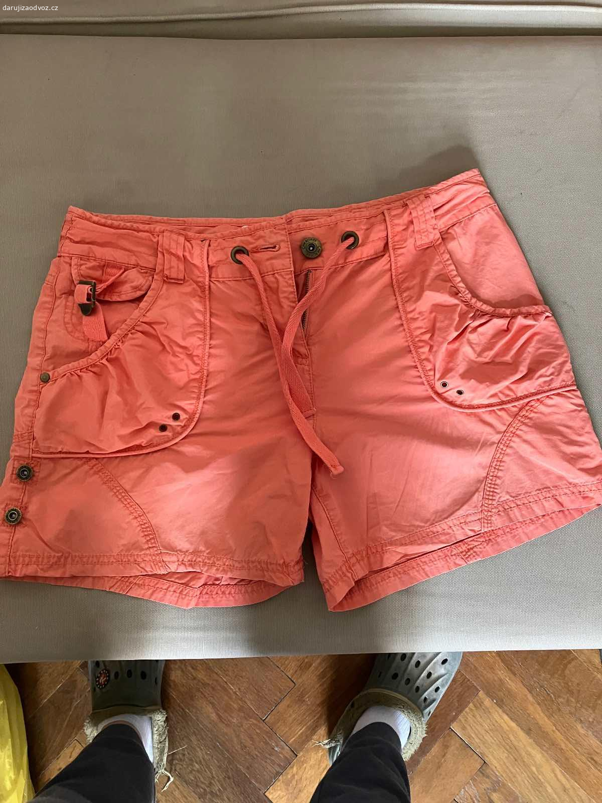 Dámské oblečení M,S. Daruji dámské oblečení ve velikosti M, pár kusů je S. Oblečení je v dobrém stavu, vhodné na donošení. Různé kousky trička, mikiny, sukně, šaty

Zdarma, ideálně jako celek