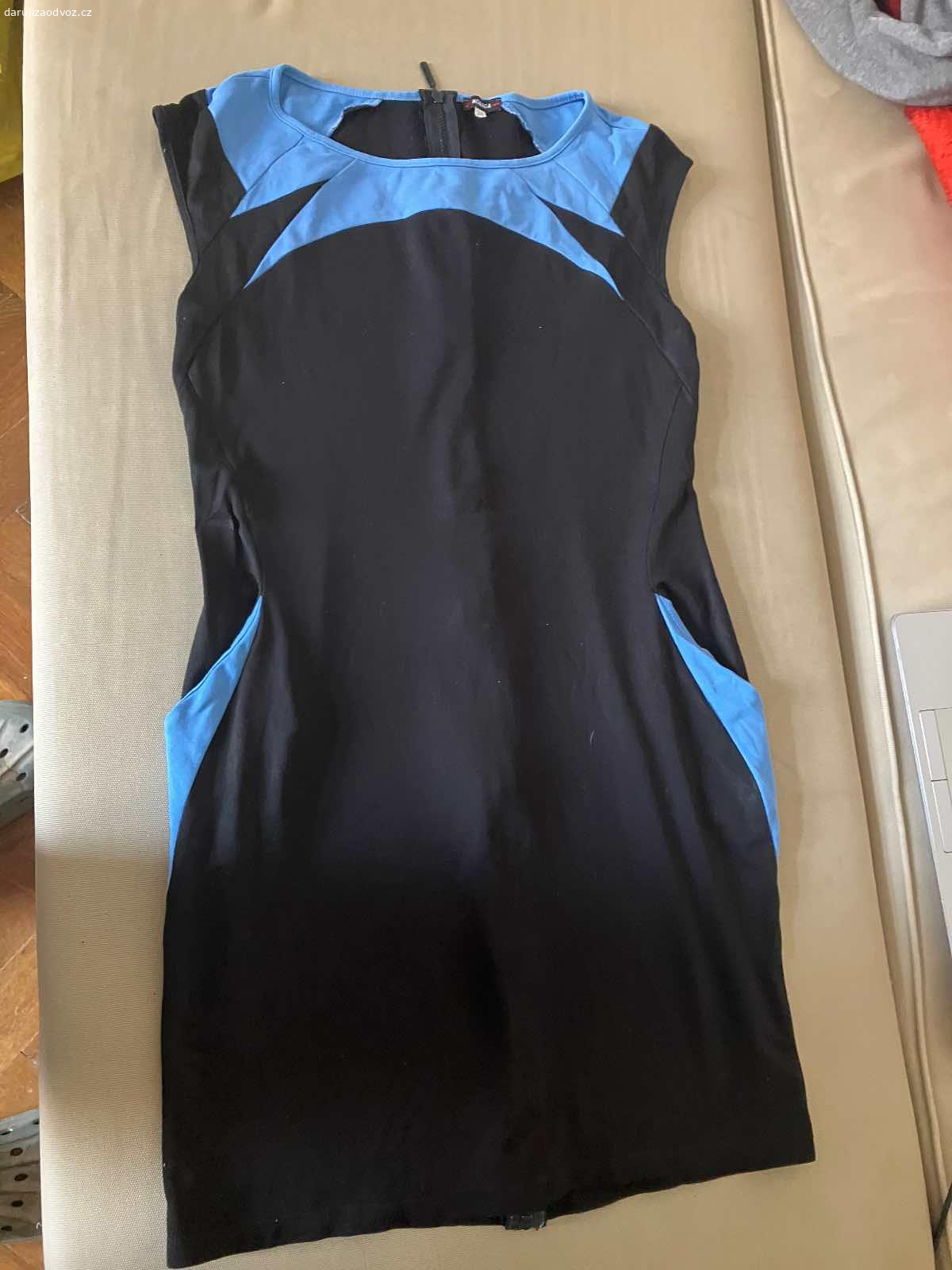 Dámské oblečení velikost M, některé S. Daruji dámské oblečení ve velikosti M, pár kusů je S. Oblečení je v dobrém stavu, vhodné na donošení. Různé kousky trička, mikiny, sukně, šaty

Zdarma, ideálně jako celek